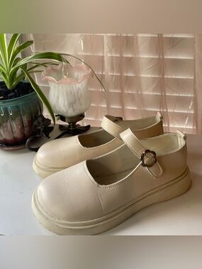 Cream Mary Jane Platform Shoes with Flower Buckle